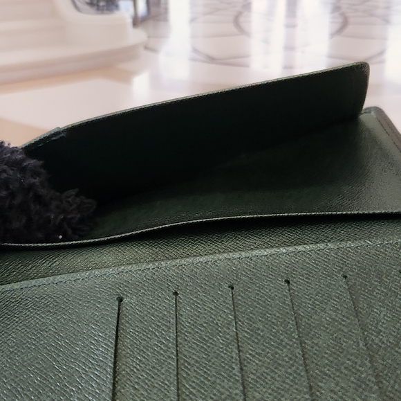 Louis Vuitton Long Wallet Taiga ALMOST PERFECT. - Picture 8 of 16